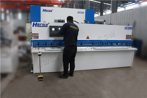 Hydraulický CNC střižný stroj